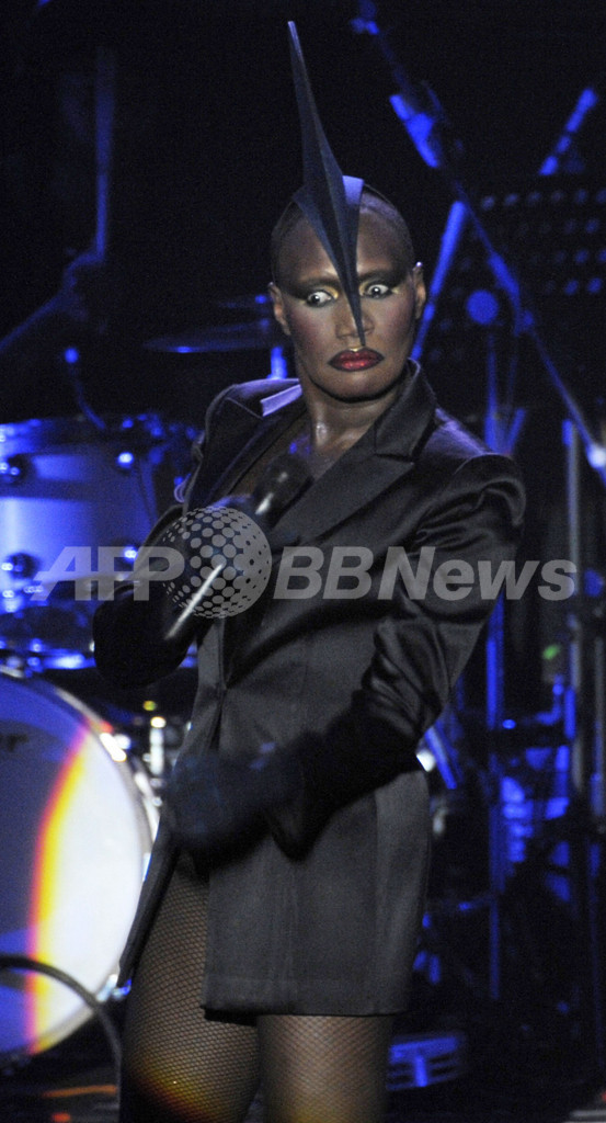 元ボンドガールのG・ジョーンズ、ベルリンでコンサート