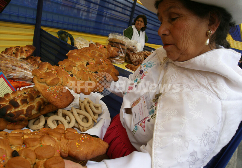 ペルーの万聖節に、人形型パンのコンテスト開催