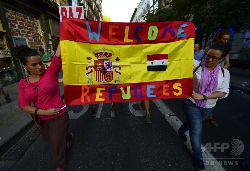 難民受け入れで揺れる欧州、賛成派と反対派が各地でデモ