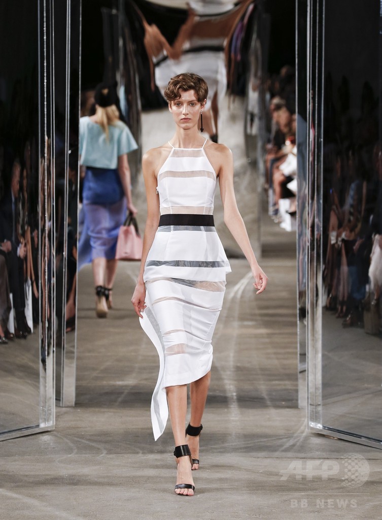 モノトーンに映えるコバルトブルー、「ミリー・バイ・ミッシェル・スミス」15年春夏