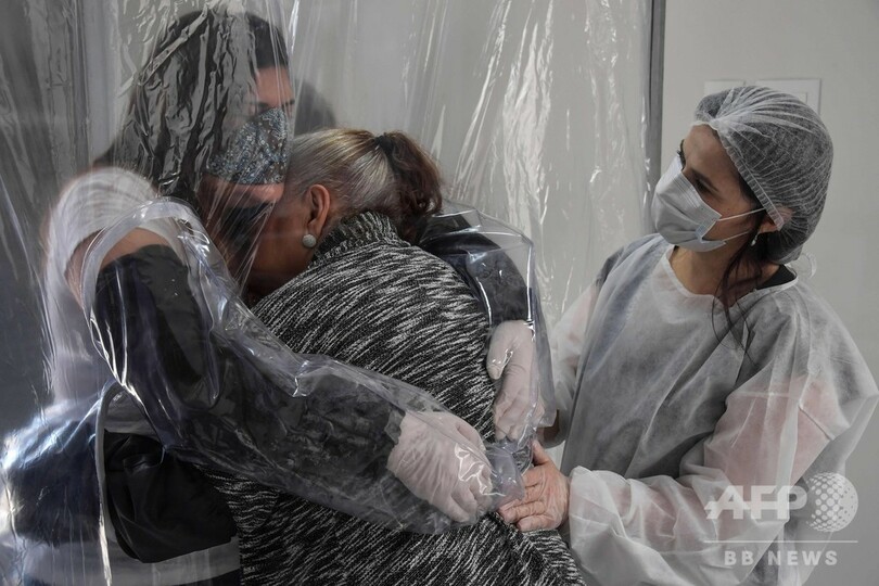 ブラジルの老人ホーム　「ハグカーテン」で入居者との抱擁可能に