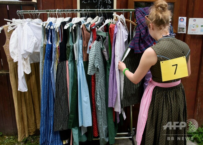 民族衣装で湖にダイブ、独南部で飛び込みコンテスト