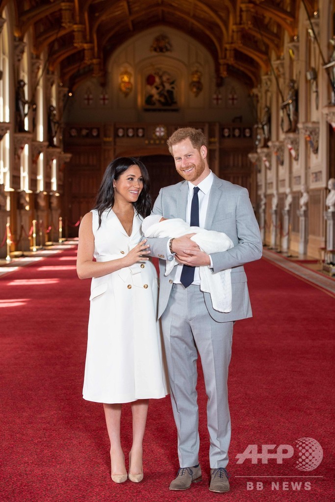 英ヘンリー王子夫妻、第1子を初披露