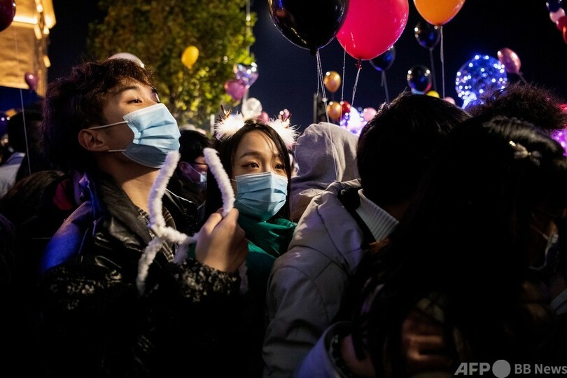 コロナ初確認の武漢の年越し、大群衆が歓声 中国