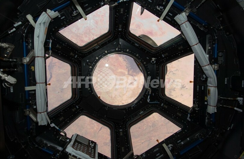 地球を一望、新ユニット「キューポラ」の窓オープン ISS