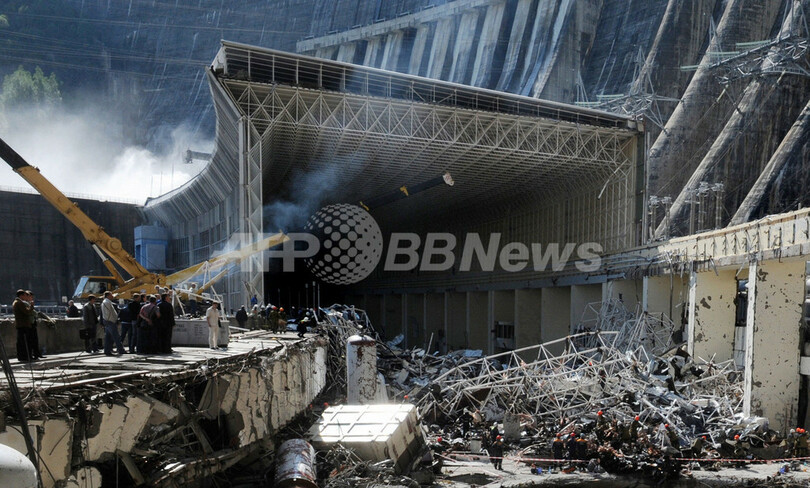 シベリア水力発電所の送水管破裂、69人の遺体収容