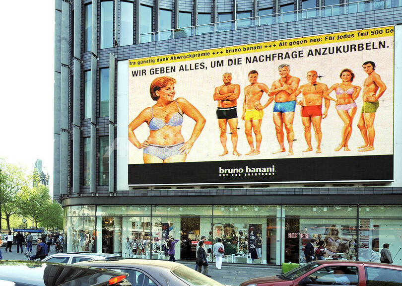 メルケル独首相、紫の下着姿でベルリンの目抜き通りに登場！？