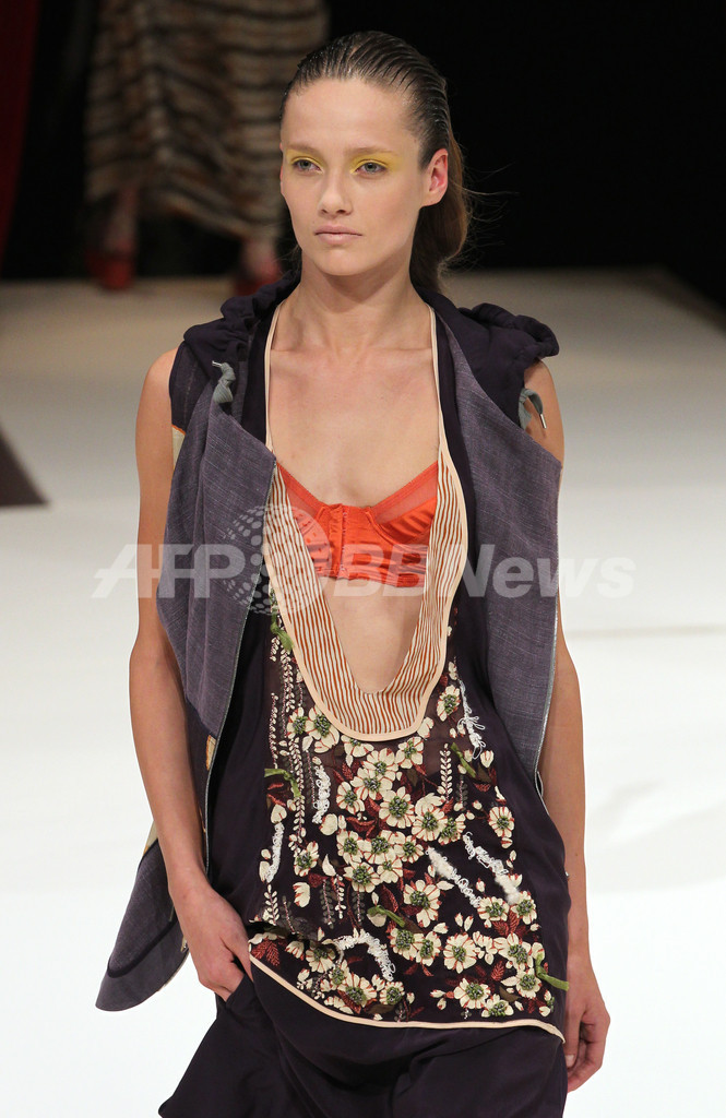 ＜11年春夏パリコレクション＞ケンゾー、40周年を記念した回顧ファッションショー