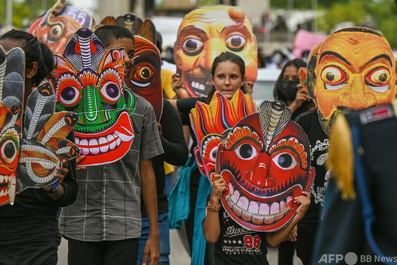 【今日の1枚】経済危機のスリランカ、異形の面で抗議