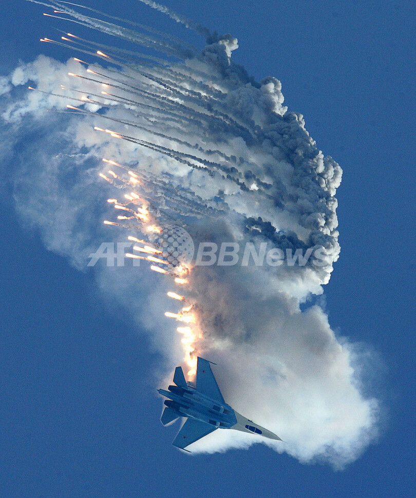 ロシアの国際航空見本市「MAKS2007」 ロシアンナイツらの曲芸飛行
