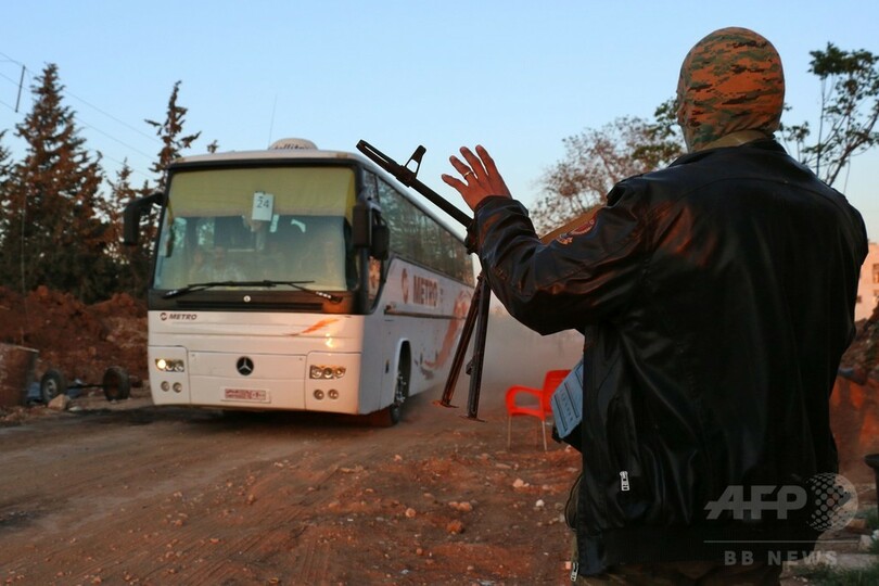 包囲下のシリア住民退避、厳戒下で再開 自爆攻撃後初