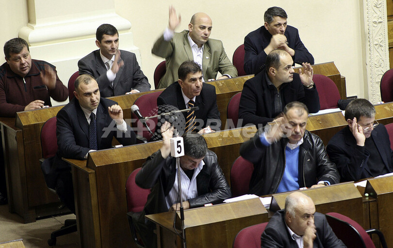 グルジアの非常事態宣言16日に解除へ、議会が賛成多数で可決