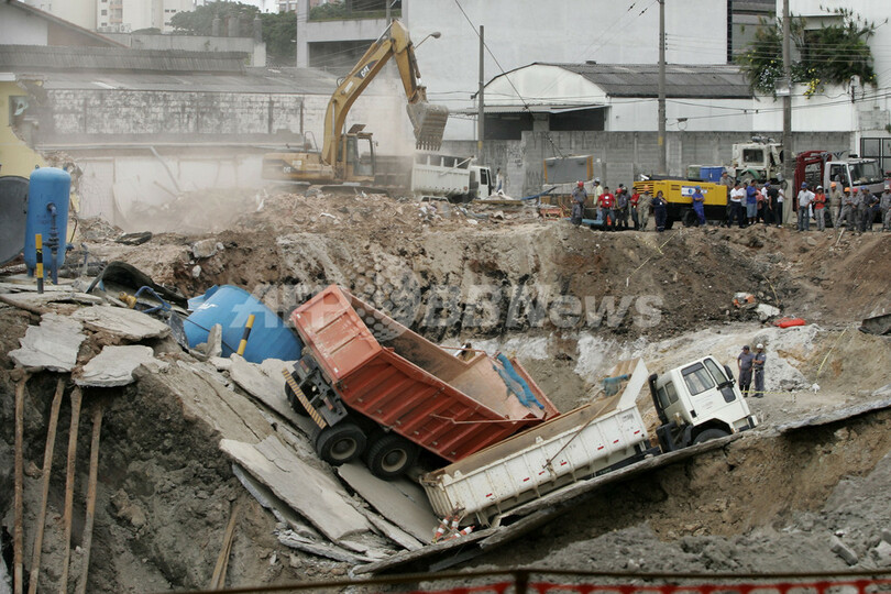 爆発事故で陥没した地下鉄駅周辺、救助作業続く - ブラジル