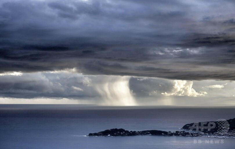 海面にそびえる水柱、南仏ニース沖で海上竜巻