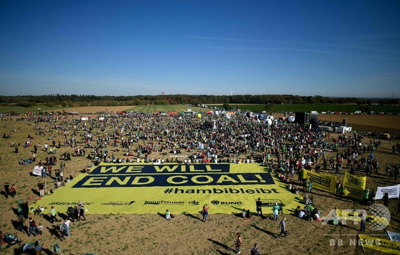 「ハンバッハの森は残る！」 歓喜の大集会 独裁判所 炭鉱拡張の伐採を差し止め