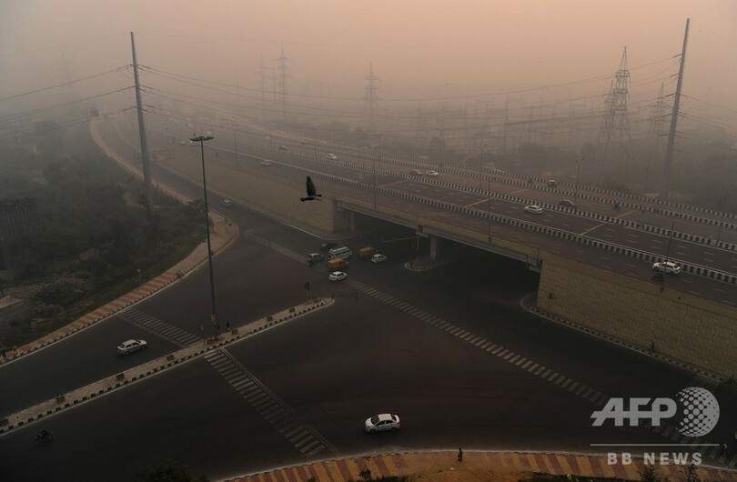 印首都、大気汚染が人体に危険なレベルに 祭りの花火で悪化