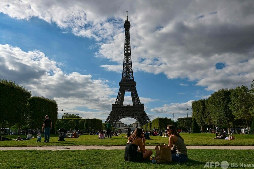 エッフェル塔で熟睡、一晩過ごした米国人観光客を発見 仏