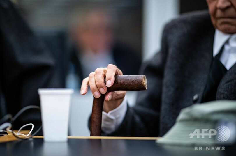 94歳の元ナチス親衛隊員の公判始まる、法廷で涙も ドイツ