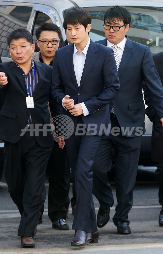 パク・シフ、ソウルの警察署に出頭