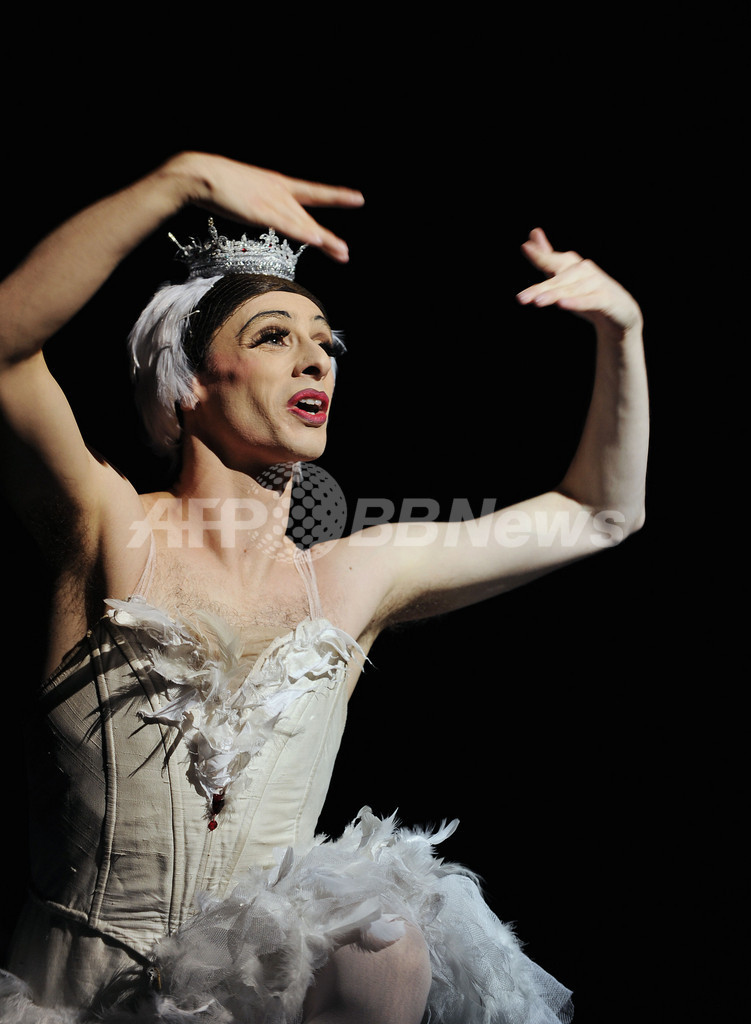 筋骨隆々な男性ダンサーの「瀕死の白鳥」