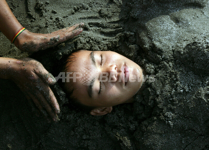 夏休み最終日、海水浴客でにぎわう猛暑のジャカルタ