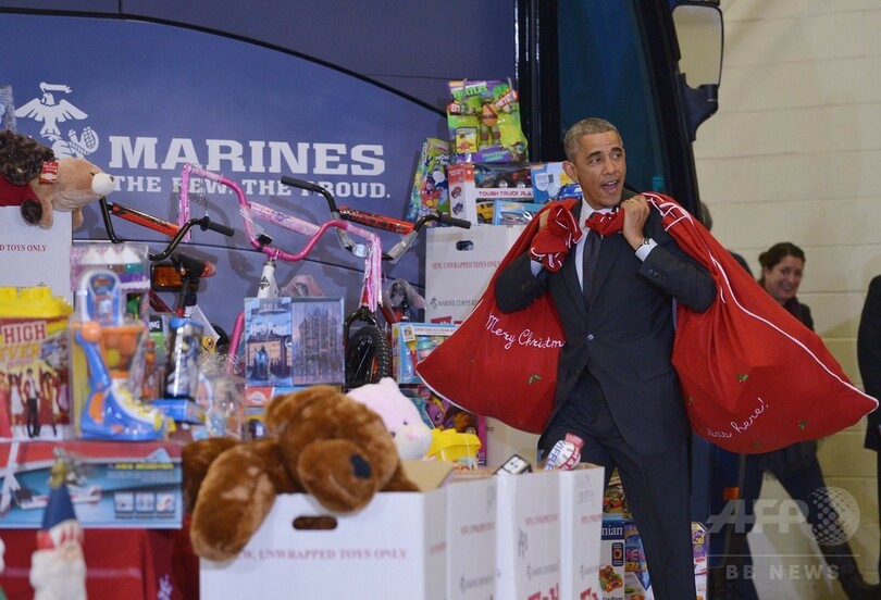 オバマサンタがやってきた！米軍基地におもちゃをデリバリー