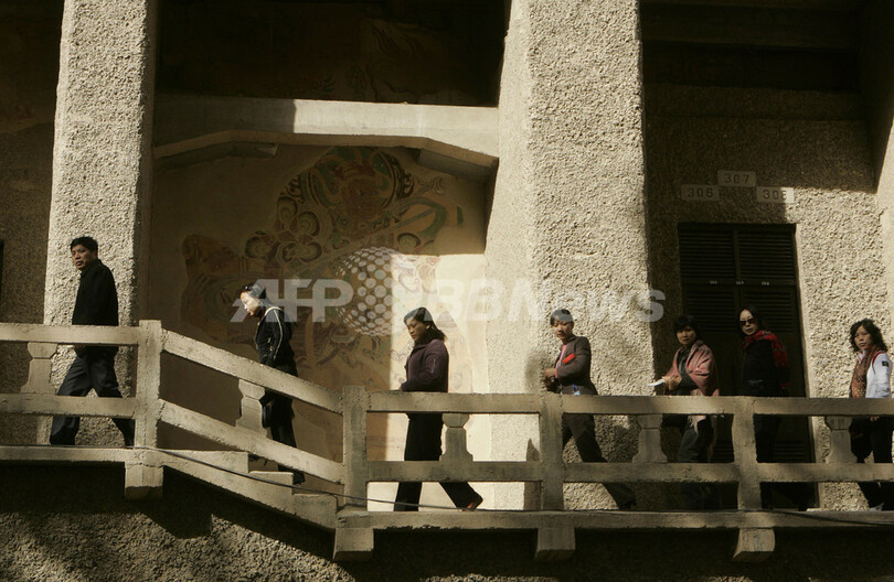 世界遺産の敦煌莫高窟で壁画の修復が進行中