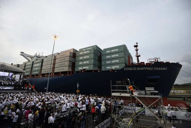 拡張パナマ運河で開通式典、中国貨物船が通航第1号に