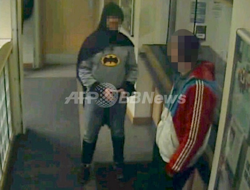 英警察に現れたバットマン、正体は中華料理の配達人
