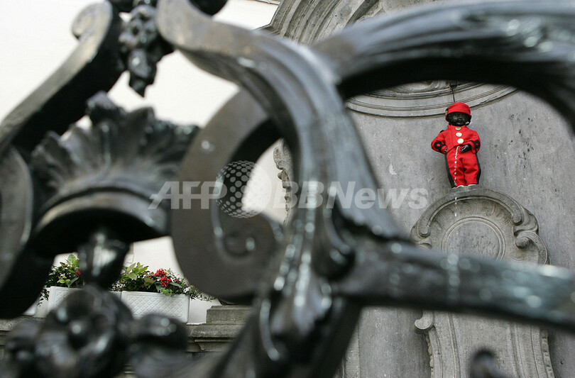 ブリュッセル名物の小便小僧、人気コミックのコスプレ