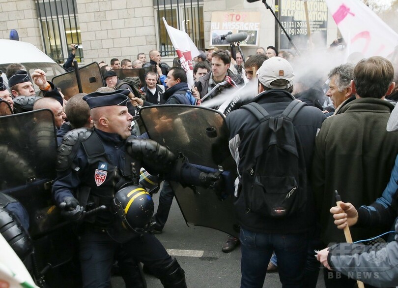 パリで羊飼いがデモ、オオカミ対策求め