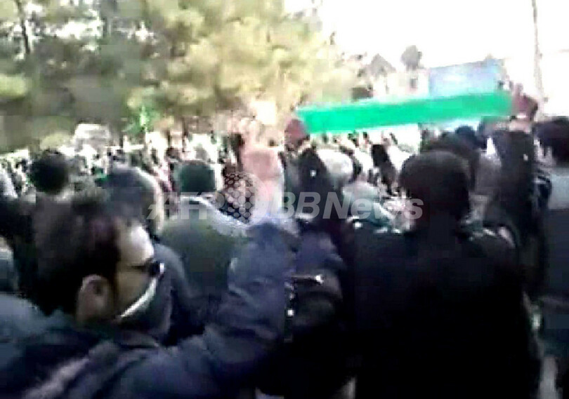 イラン治安部隊が改革派指導者らを襲撃、革命記念日のデモで