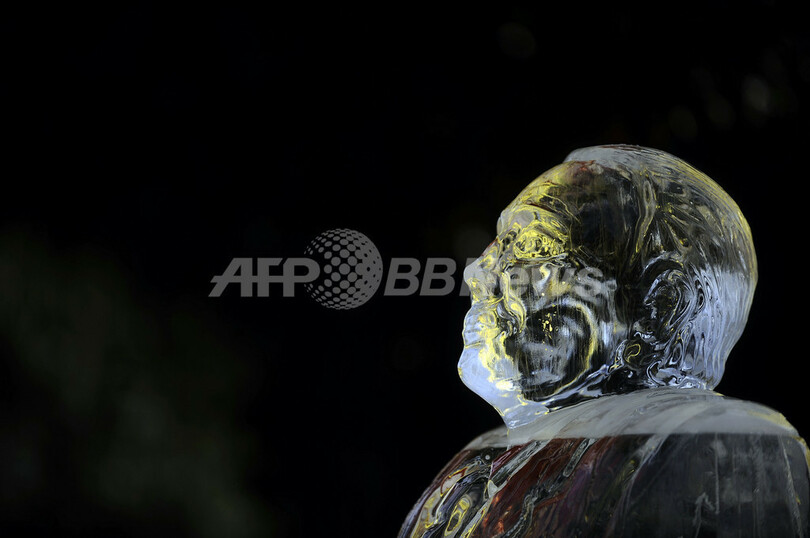 溶けゆく氷のベルルスコーニ首相、私生活も環境問題なみにピンチ？