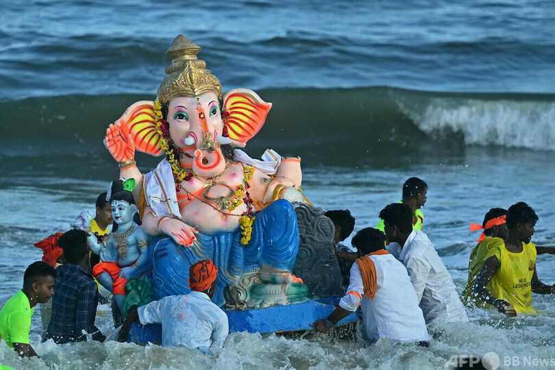 【今日の1枚】象頭の神、クレーンで海へ インド