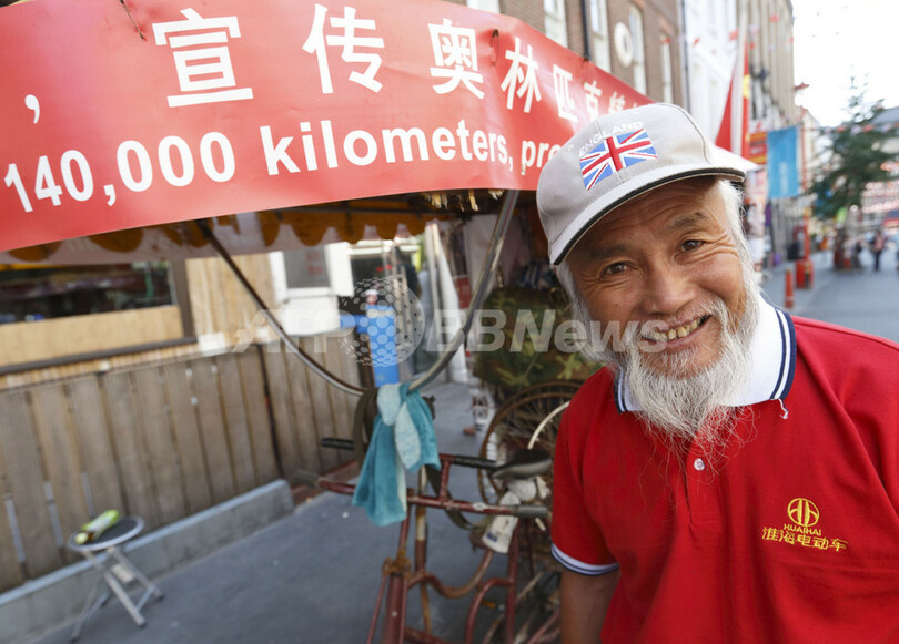 中国の「五輪おじさん」、三輪車でロンドンに到着