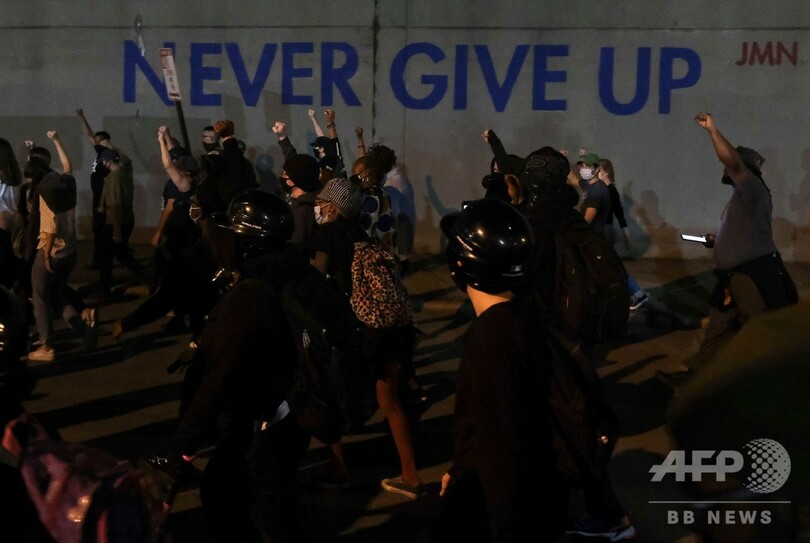 黒人女性射殺めぐる米デモ隊、教会に一時避難 外出禁止2夜目