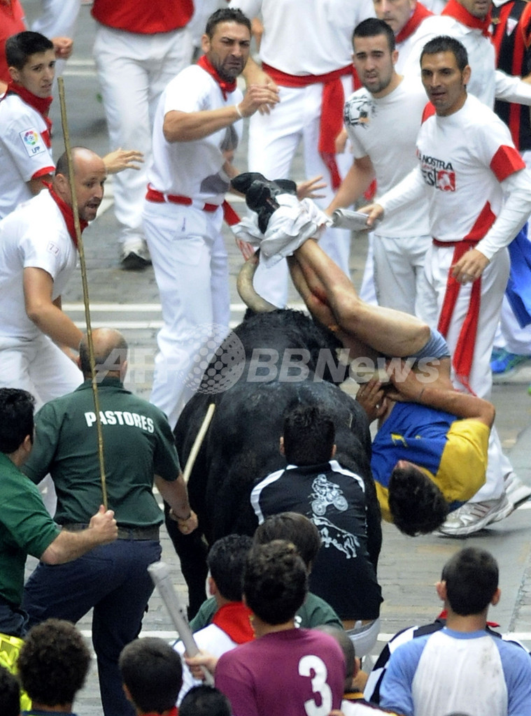 スペイン 牛追い祭り 角に突かれて3人負傷 写真9枚 国際ニュース Afpbb News