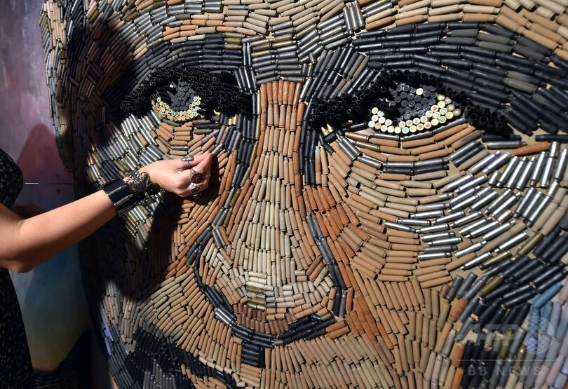 薬きょう5000個でプーチン大統領の肖像画、ウクライナ