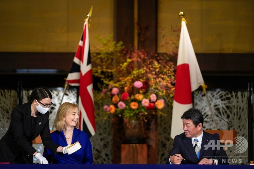 日英、経済連携協定に署名
