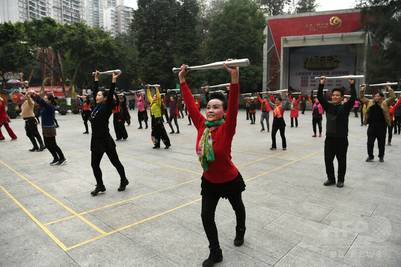 野球バットで広場ダンス　中国・重慶の高齢者グループ