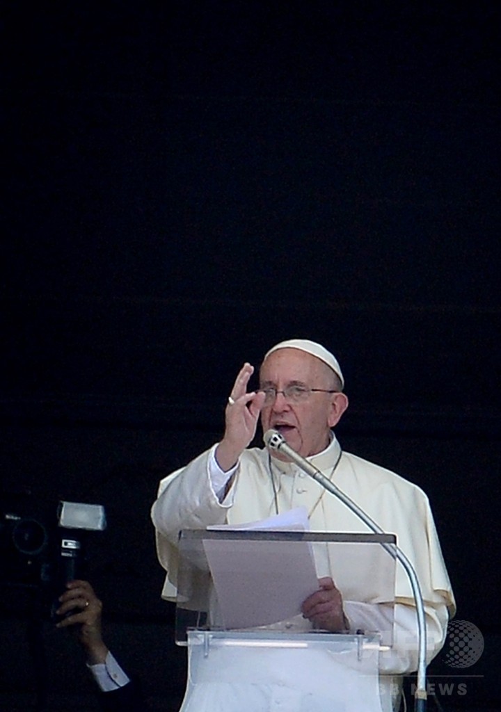 法王、祈りの最中にタブレット端末操作 祭典への登録呼びかけ