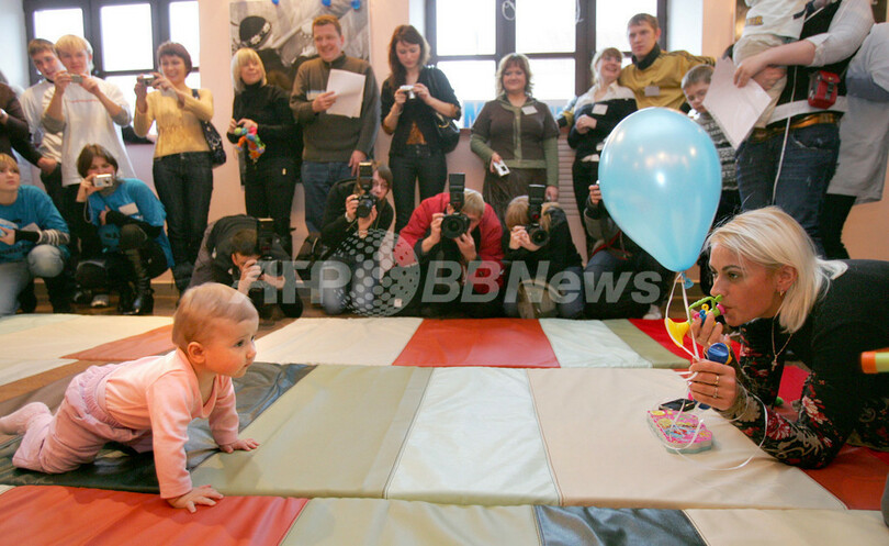 ママはこっちよ、ベラルーシで赤ちゃん「はいはい」競争