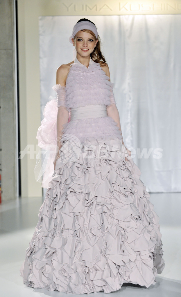 素材に注目、「ユマコシノ」のウエディングドレス