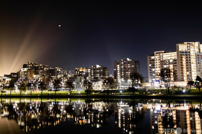 夜空に「ブラッドムーン」 各地で皆既月食観測
