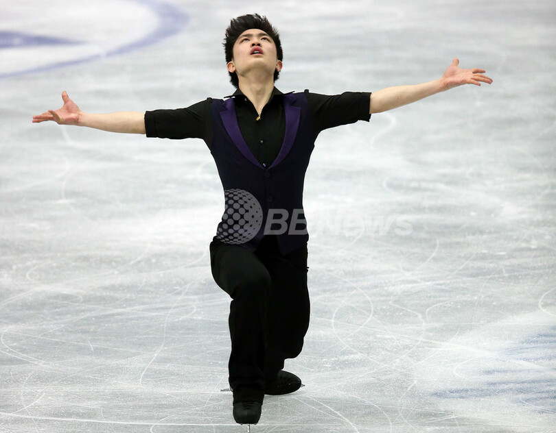 羽生が男子SP首位発進、高橋は4位に 四大陸選手権