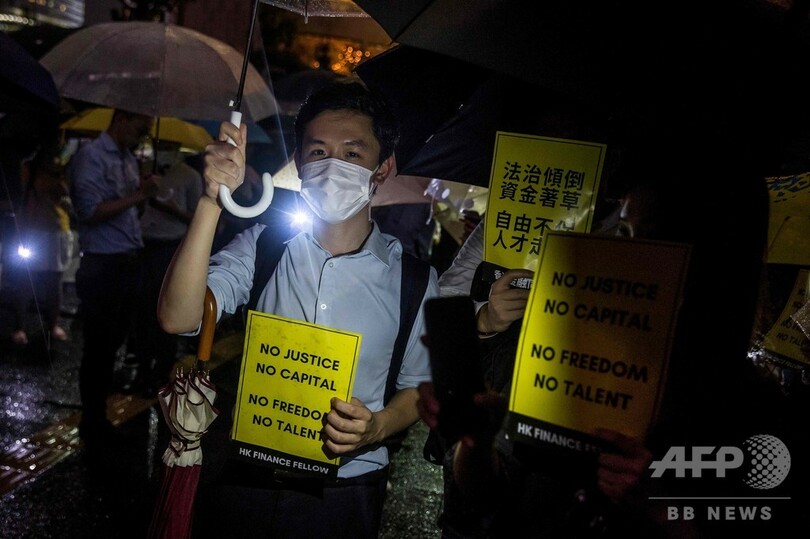 香港の金融労働者ら、雨天の「光のショー」で反政府デモへの支持表明