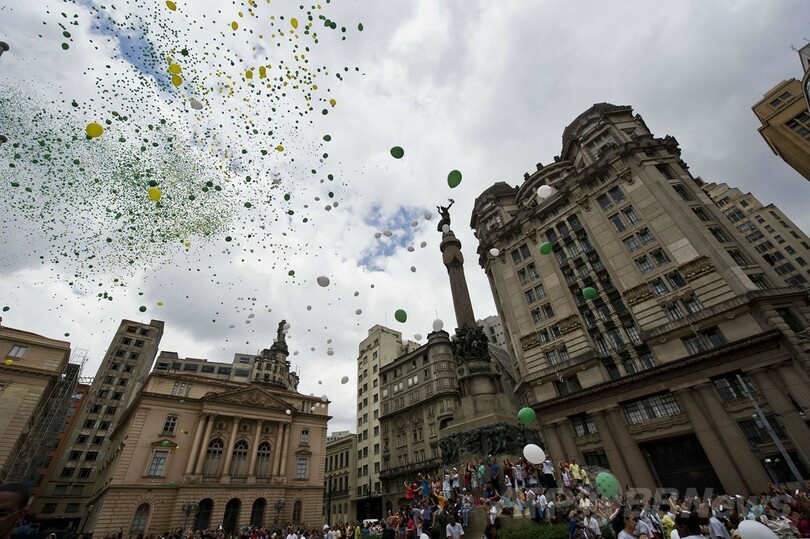 国旗の色の風船で新年を迎える、ブラジル・サンパウロ