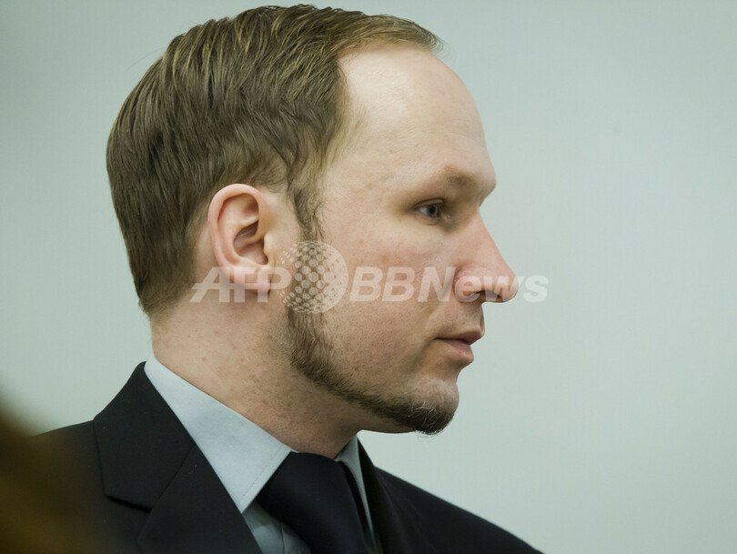 ブレイビク被告に遺族が靴投げる、ノルウェー銃乱射事件の公判で