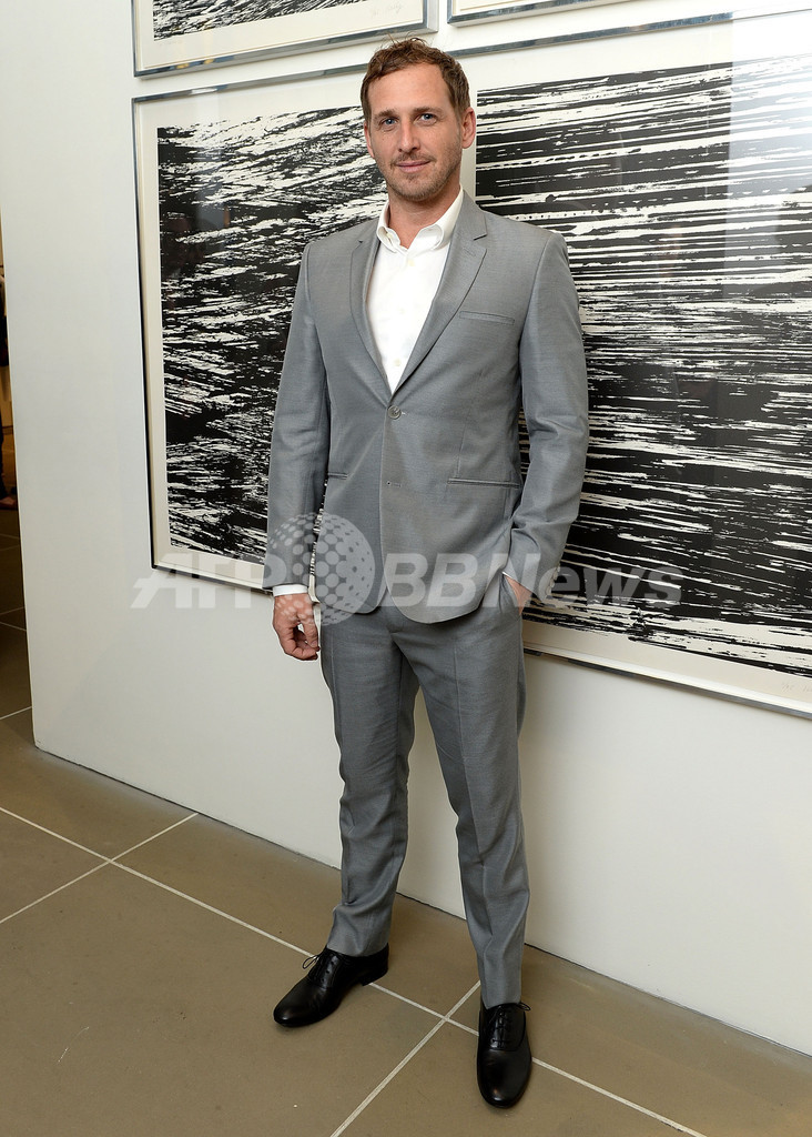 NY「カルバン・クライン」でパーティ、ユマ・サーマンは母娘で出席