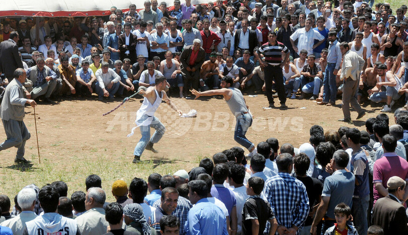 裸の若者が傷だらけに、トルコ・ディジレの「むち祭り」